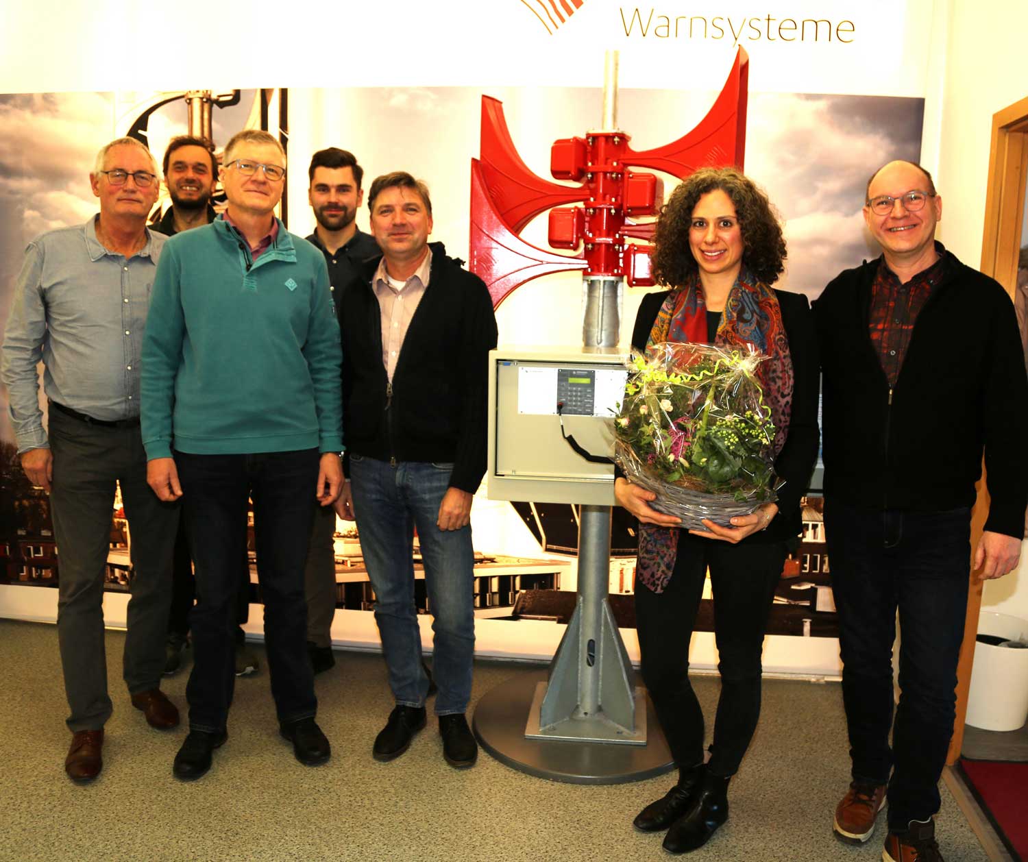 The mayor of Zwönitz congratulates HÖRMANN Warnsysteme to our 10th anniversary
