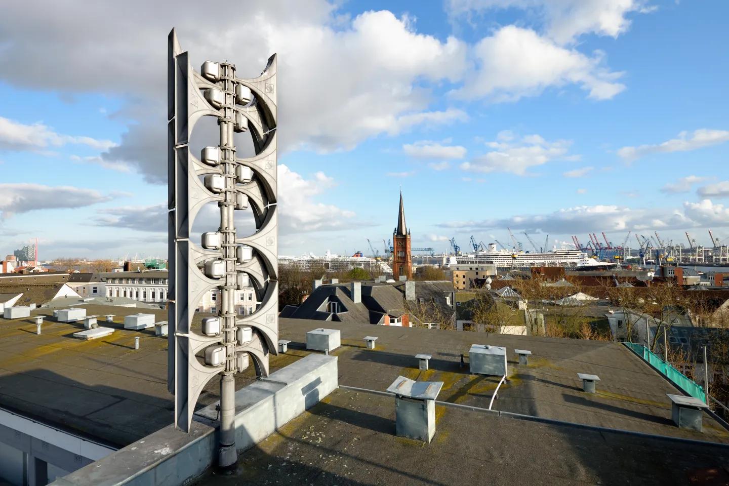Sirene über den Dächern einer Stadt.