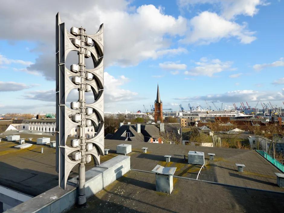 Sirene über den Dächern einer Stadt. 